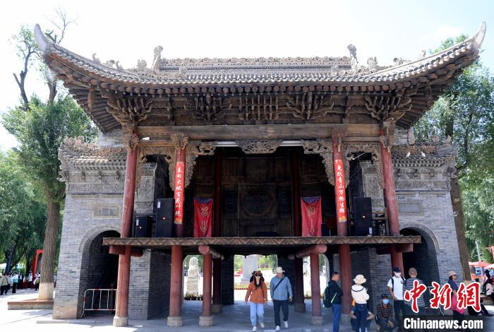圖為平安驛·河湟民俗文化體驗(yàn)地的戲樓?！⊙Φ?攝