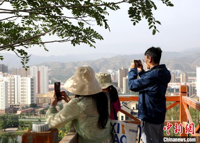 圖為媒體記者登頂朝陽(yáng)山?！⊙Φ?攝