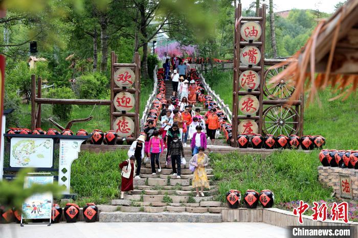 圖為油嘴灣生態(tài)文化景區(qū)的游客?！⊙Φ?攝