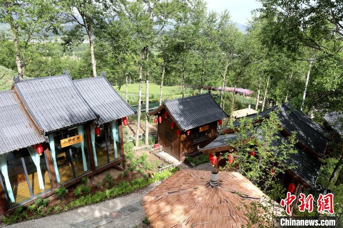 圖為景區(qū)內(nèi)依山而建的民宿?！⊙Φ?攝