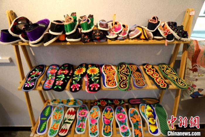 圖為盤繡作品。　薛蒂 攝