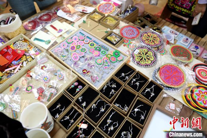 圖為盤繡作品。　薛蒂 攝