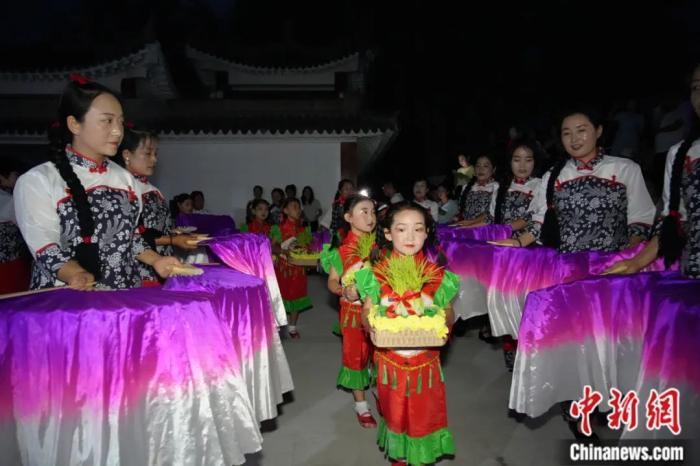 甘肅省西和縣姜席鎮(zhèn)晚霞湖畔，當(dāng)?shù)孛耖g舉行盛大的乞巧儀式。魏朵朵 攝