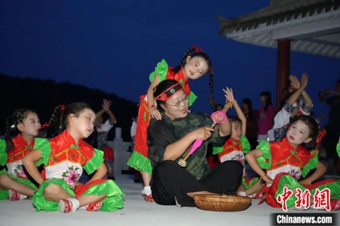 甘肅省西和縣小朋友們迎接“巧娘娘”。魏朵朵 攝