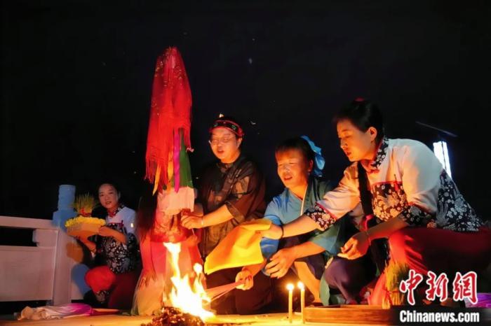 持續(xù)七天八夜的乞巧節(jié)正在西漢水上游的甘肅省西和縣進(jìn)行。西和縣姜席鎮(zhèn)晚霞湖畔，民眾“巧頭”點(diǎn)蠟、炷香、焚裱紙、跪拜，準(zhǔn)備將“巧娘娘”請(qǐng)進(jìn)院。魏朵朵 攝