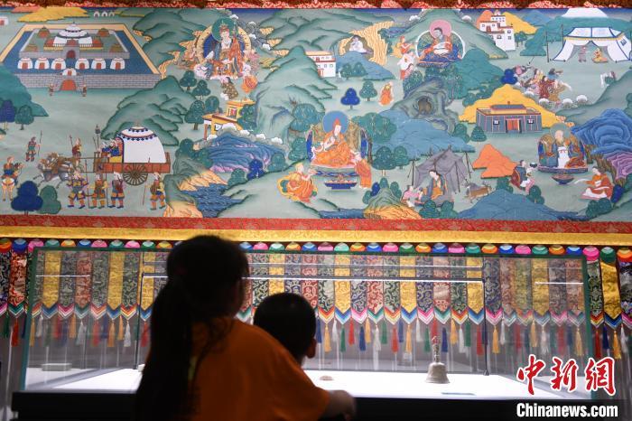 8月20日，兩名小觀眾參觀大型歷史題材卷軸唐卡“涼州會(huì)盟”?！〈魑牟?攝
