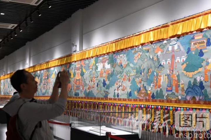 圖為觀眾觀看唐卡《涼州會(huì)盟》。 中新社記者 戴文昌 攝
