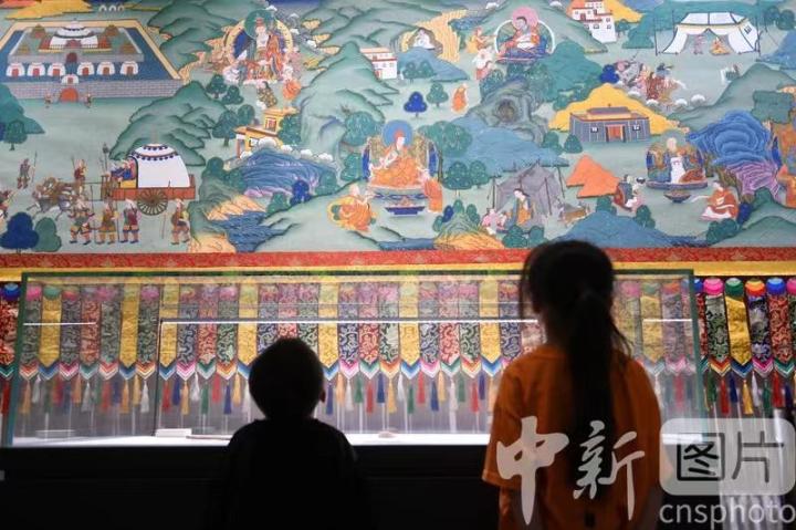 圖為觀眾參觀唐卡《涼州會(huì)盟》。 中新社記者 戴文昌 攝
