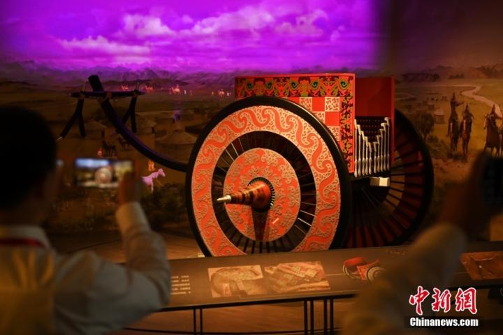 8月16日，甘肅省天水市張家川回族自治縣馬家塬車輿博物館內(nèi)，游客拍攝等比例的戰(zhàn)國西戎車輿復(fù)制品。