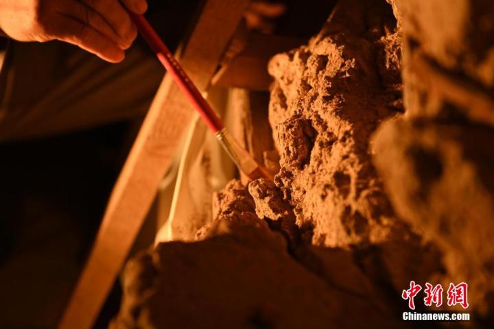 8月25日，文物修復(fù)師牟常有進(jìn)行文物修復(fù)工作。