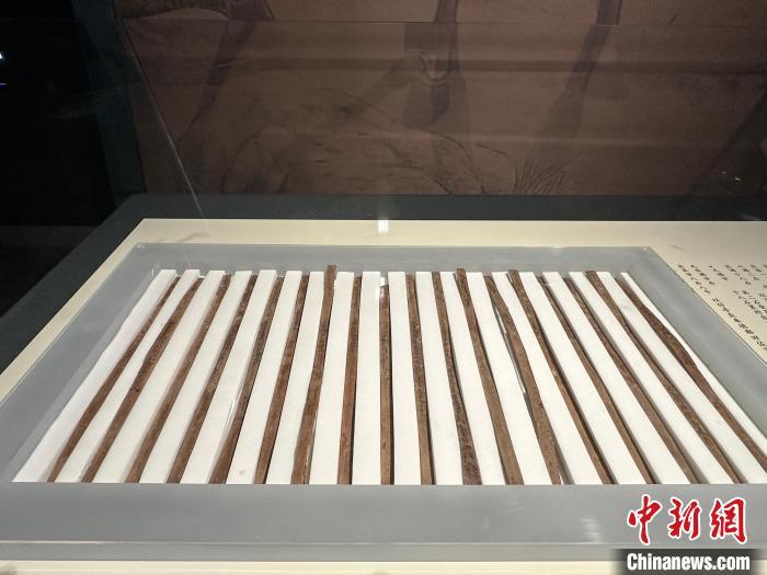 圖為甘肅簡牘博物館展陳的漢簡。中新社記者 戴文昌 攝