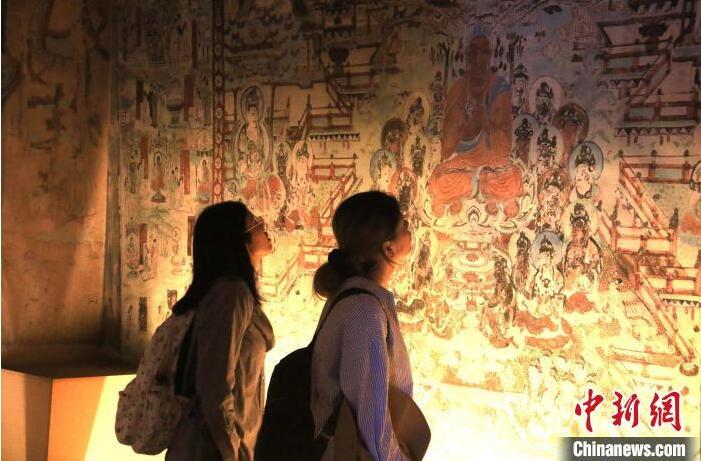 2023年8月27日，游客在甘肅省敦煌市博物館參觀文物展。張曉亮 攝(資料圖)