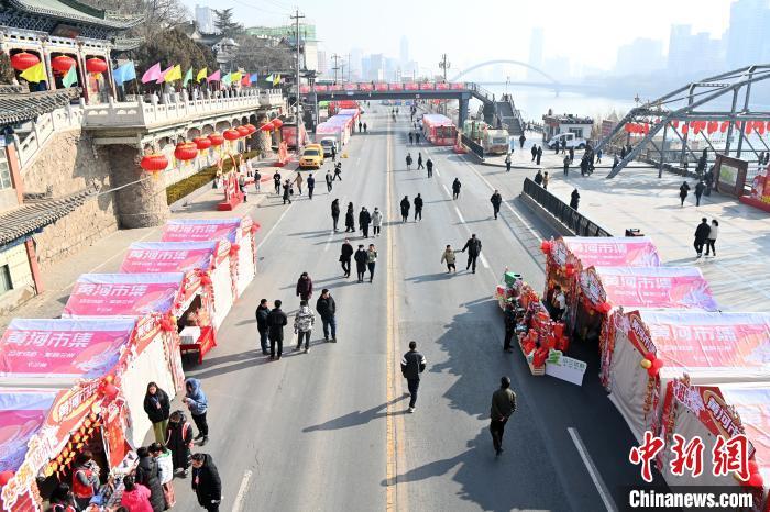 1月30日，蘭州黃河畔的年貨集市吸引顧客選購年貨。九美旦增 攝</p><p>