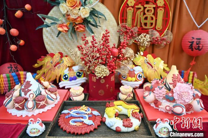 1月25日，春節(jié)臨近，蘭州一花饃店“龍”元素花饃熱銷。圖為展出的“龍”元素花饃。九美旦增 攝