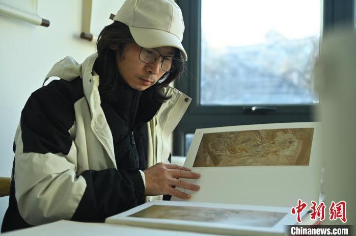 圖為季茂杰研究敦煌文化相關書籍。李亞龍 攝</p>
<p>