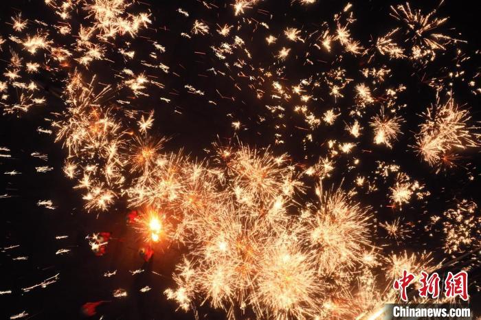灼熱的鐵水在空中迸散。在空中形成“鐵花火雨”的景象，似天女散花，似群星漫天，如夢(mèng)如幻，美不勝收。侯奇志 攝</p>
<p>