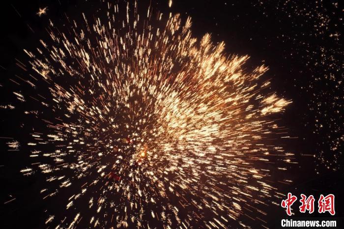 據(jù)悉，“花”與“發(fā)”諧音，取“打花打花，越打越發(fā)”之意。“打鐵花”不僅蘊(yùn)含著人們祈福納祥的美好愿望，也展現(xiàn)了民間生鐵冶煉傳統(tǒng)技藝的工匠精神。侯奇志 攝