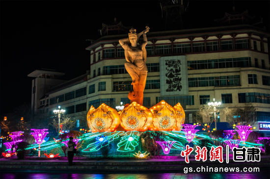 2024年春節(jié)期間，敦煌市中心盤旋路上的反彈琵琶燈組。王斌銀 攝