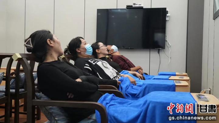 圖為當(dāng)?shù)鼐用耋w驗(yàn)藏醫(yī)院診療。卓瑪草 攝