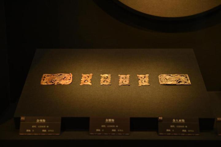 張家川縣馬家塬車輿博物館展陳的馬家塬遺址出土的金項(xiàng)飾、金腰飾、金人畫飾等。李亞龍 攝　　
