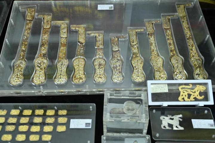 張家川馬家塬出土的金帶飾、大角羊、人形鉛俑及狼形銀車輿飾等文物。