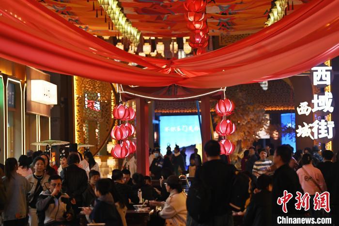 圖為街區(qū)現(xiàn)場游客絡(luò)繹不絕。李亞龍 攝</p>
<p>