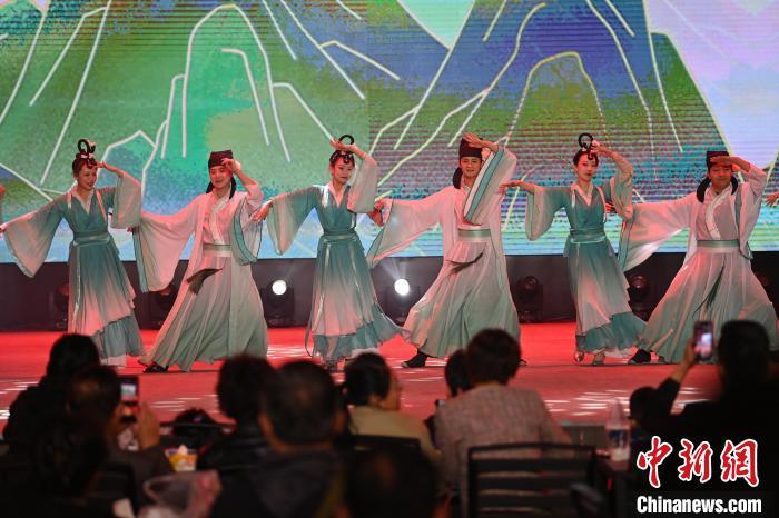 圖為工作人員進(jìn)行舞蹈表演。李亞龍 攝