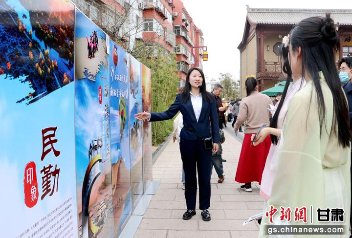 3月下旬，民勤縣在天水啟漢樓廣場舉行推介會，宣傳本地旅游資源和農(nóng)特優(yōu)產(chǎn)品。圖為工作人員向游客介紹民勤自然風(fēng)光、歷史文化。馬愛彬 攝