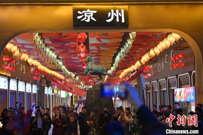 圖為游人拍攝煥然一新亮相的街區(qū)。李亞龍 攝</p><p>