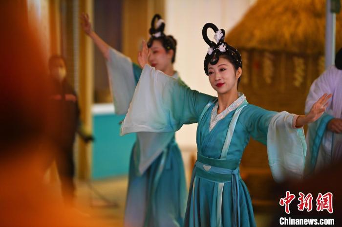 圖為工作人員進(jìn)行舞蹈表演。李亞龍 攝</p><p>