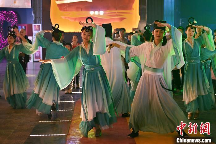 圖為工作人員進(jìn)行舞蹈表演。李亞龍 攝</p><p>