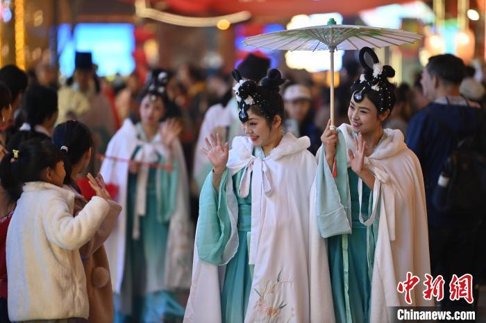 圖為街區(qū)人員著傳統(tǒng)服飾與游人互動。李亞龍 攝</p><p>