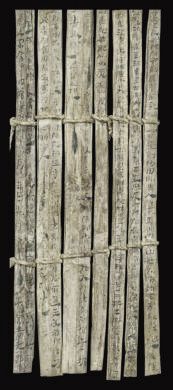 漢簡《康居王使者冊》。此簡記載了西域康居國使者前來“進(jìn)貢”駱駝，抵達(dá)敦煌遇到不公后反映問題，朝廷受理解決的經(jīng)過。新華社發(fā)（甘肅簡牘博物館供圖）