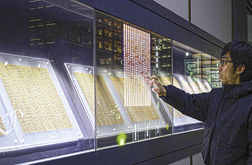 3月6日，工作人員在荊門市博物館新館內(nèi)楚簡展廳展示使用互動(dòng)裝置。新華每日電訊記者　胡競文