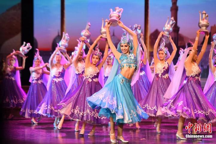 《絲路花雨》外國演員在波斯酒舞中領(lǐng)舞。楊艷敏 攝