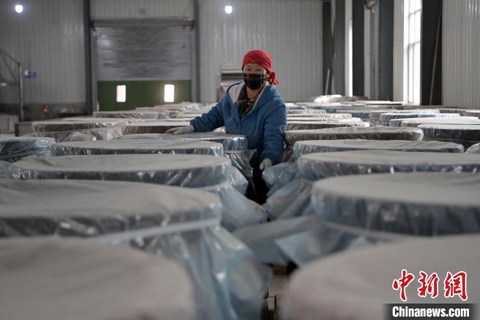 5月10日，工作人員檢查裝有酒糟的壇子。九美旦增　攝