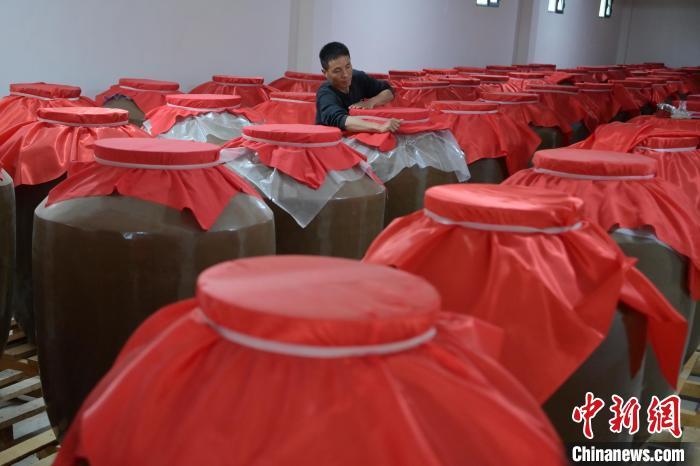 圖為5月10日，工作人員在儲酒庫檢查酒缸密封性。九美旦增　攝