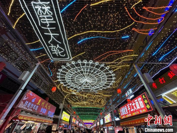 圖為明清街夜市燈光點亮具有武威文化元素的“摩天輪”彩燈?！〈魑牟?攝</p><p>