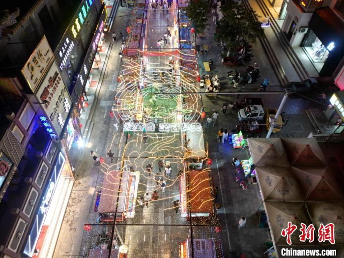 圖為明清街夜市燈光點亮具有武威文化元素的“銅奔馬”彩燈。(無人機照片) 　戴文昌 攝</p><p>