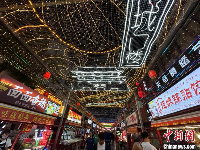 圖為明清街夜市燈光點亮具有武威文化元素的“涼州古城門”彩燈?！〈魑牟?攝</p><p>