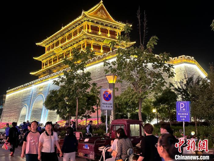 圖為夜幕降臨，涼州古城門燈光亮起?！〈魑牟?攝