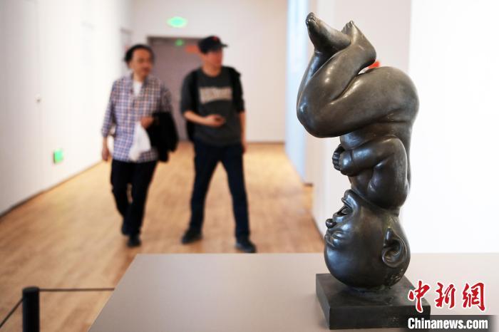 5月21日，觀眾參觀“絲路印跡”雕塑藝術(shù)作品展展出的雕塑作品。九美旦增 攝</p>
<p>