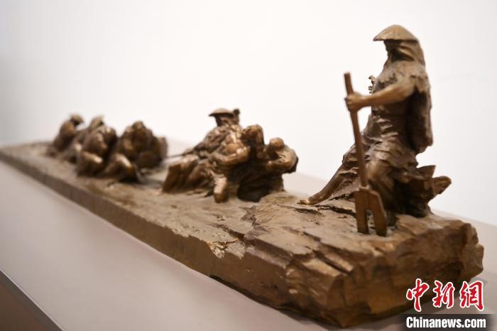 5月21日，在“絲路印跡”雕塑藝術(shù)作品展展出的作品《治水為民·禹德九州》。九美旦增 攝</p>
<p>
