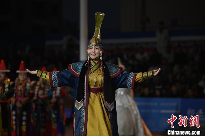 圖為開幕式現(xiàn)場蒙古族服飾秀。李亞龍 攝