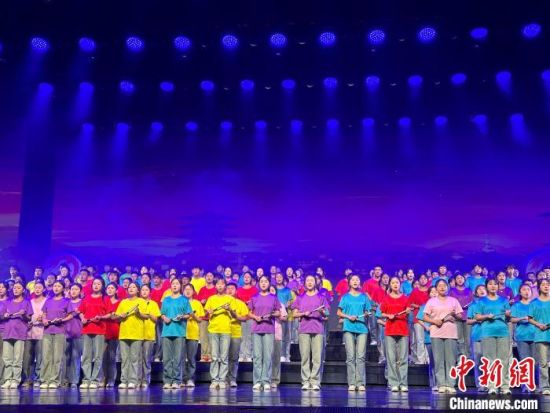 5月28日晚，“詩意甘肅·絲路長風(fēng)三千里”——月出涼州·武威詩會在甘肅省武威市漢唐天馬城舉行。楊娜 攝