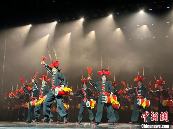 圖為涼州攻鼓子表演。楊娜 攝