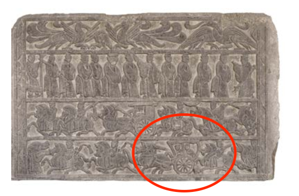 △漢代迎賓、車馬出行畫(huà)像石，現(xiàn)藏于臨沂市博物館。畫(huà)像石的第四層中有軺車出現(xiàn)。