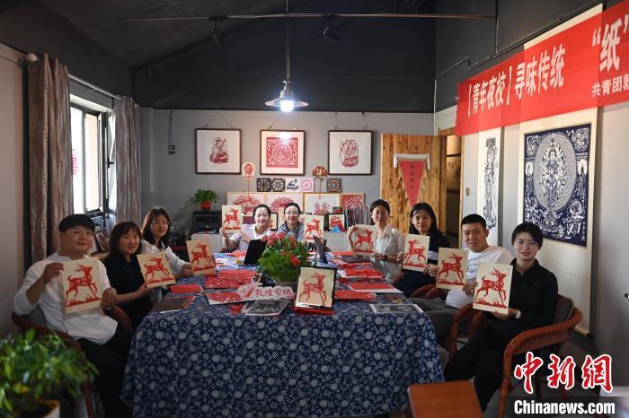 6月6日，在甘肅敦煌青年夜校課程中，青年學(xué)員展示學(xué)習(xí)敦煌非遺剪紙的成果。