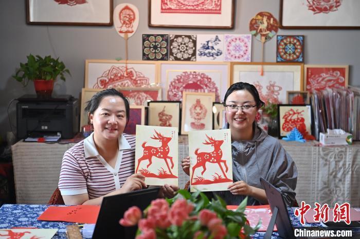 6月6日，在甘肅敦煌青年夜校課程中，青年學(xué)員展示學(xué)習(xí)敦煌非遺剪紙的成果。李亞龍 攝　　