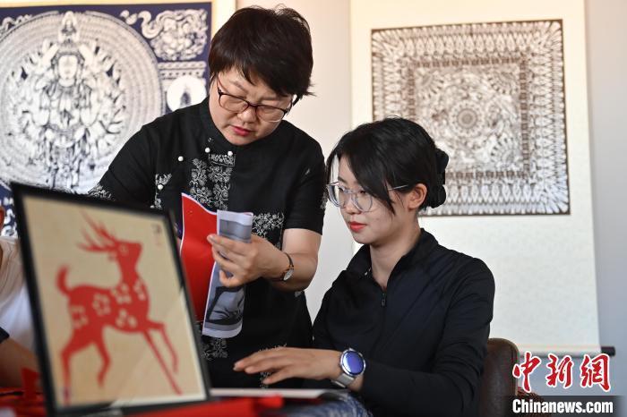 6月6日，在甘肅敦煌青年夜校課程中，青年學(xué)員學(xué)習(xí)敦煌非遺剪紙課程。李亞龍 攝